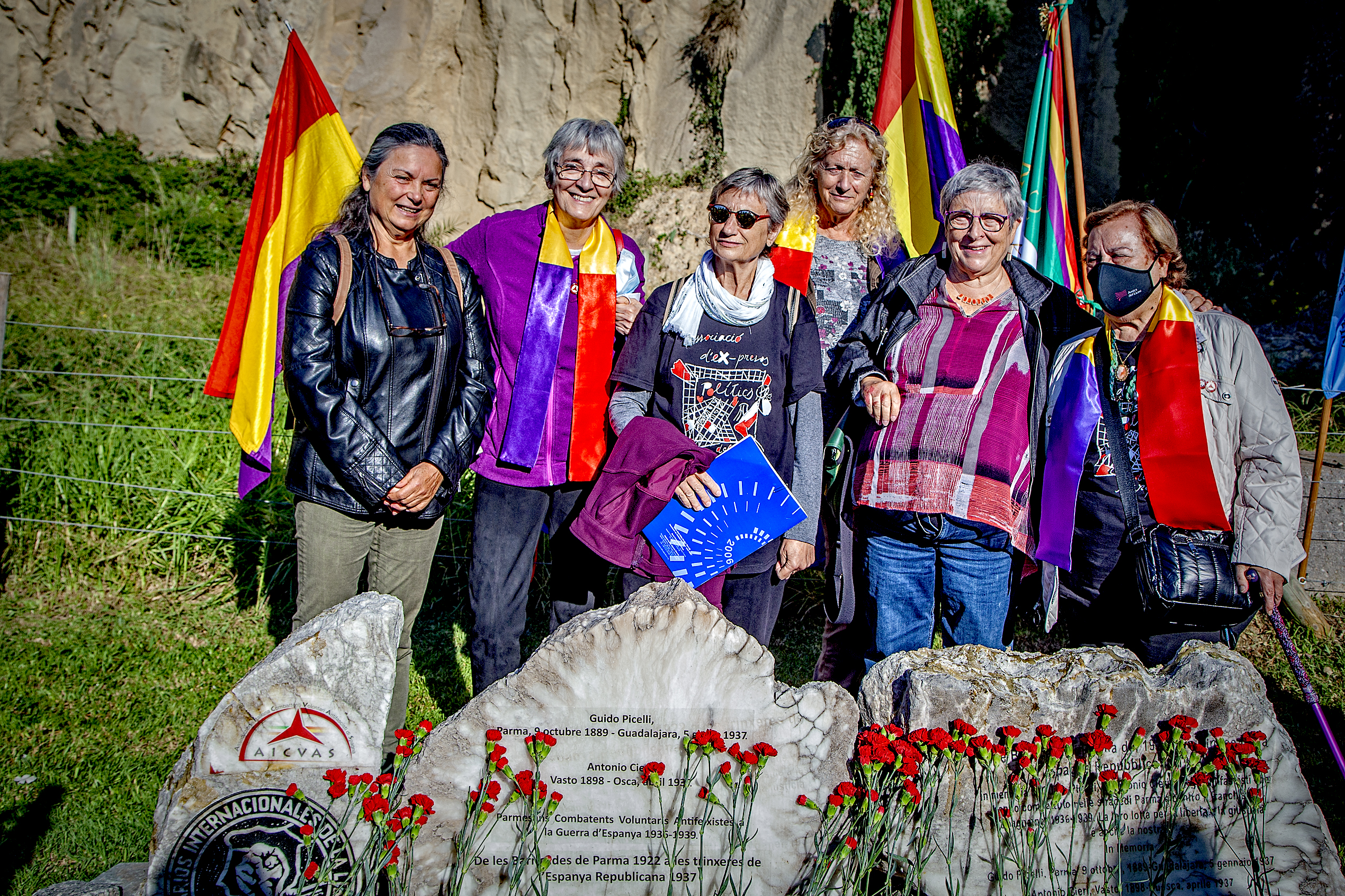 Grup de dones amb les pedres d'homenatge.